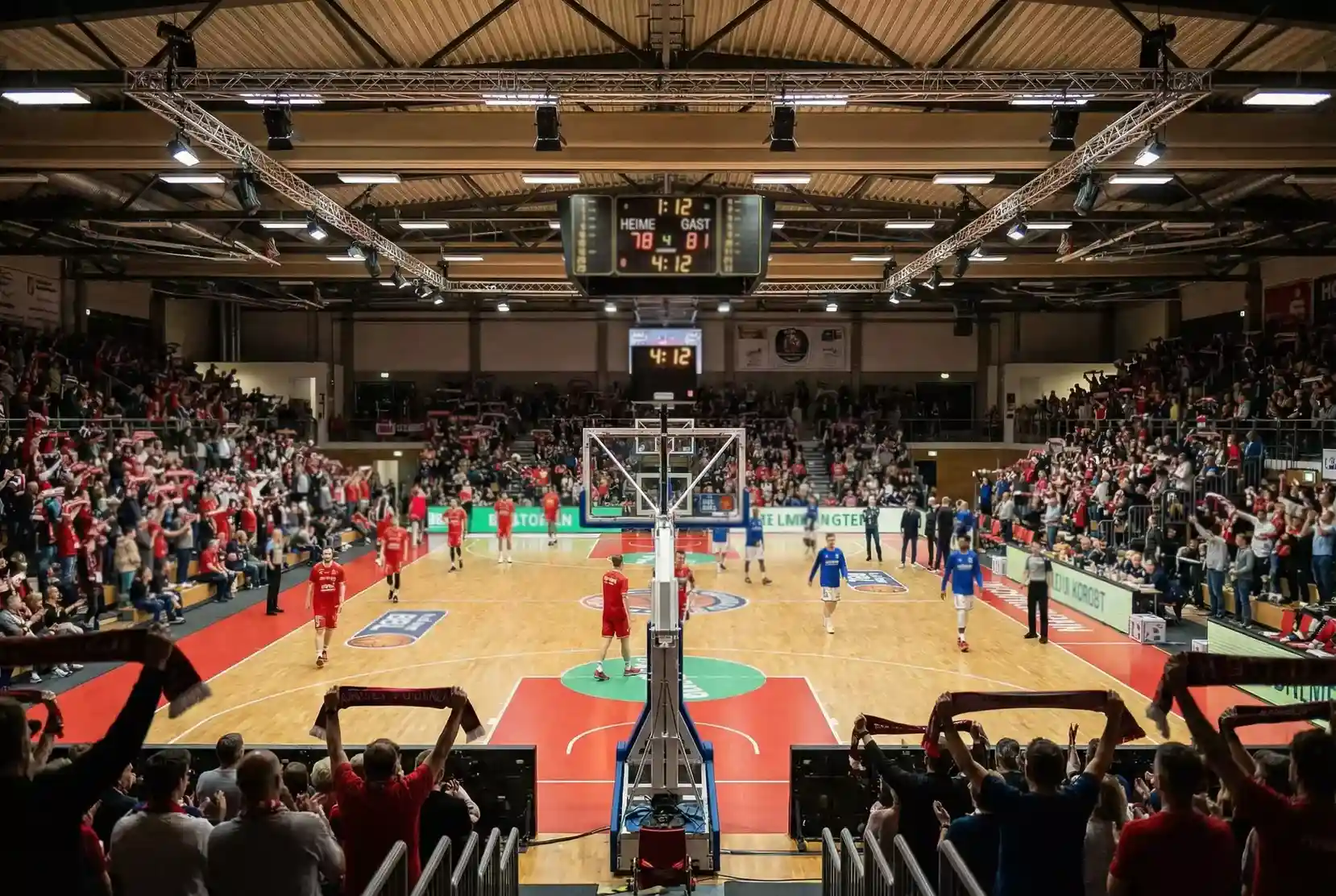 BBL Basketball Bundesliga Mannschaften in einer deutschen Sporthalle